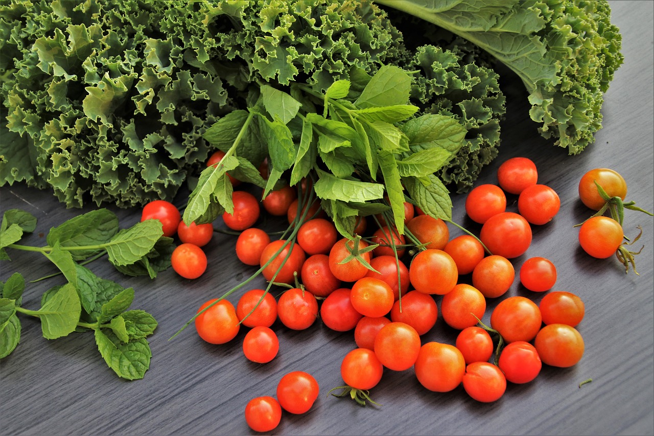 kale salad and charry tomatos